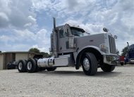 2014 Peterbilt 388 Daycab