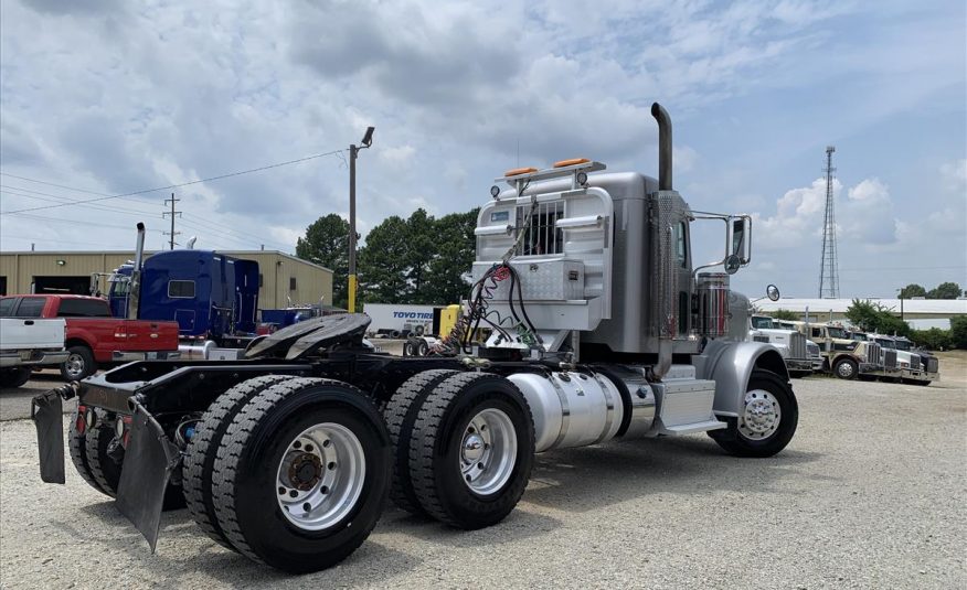 2014 Peterbilt 388 Daycab