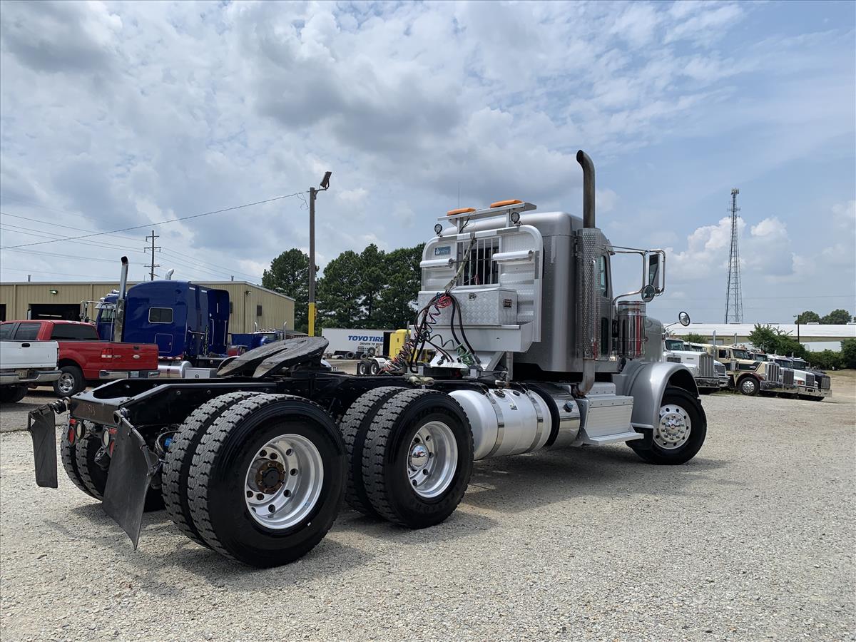 2014 Peterbilt 388 Daycab