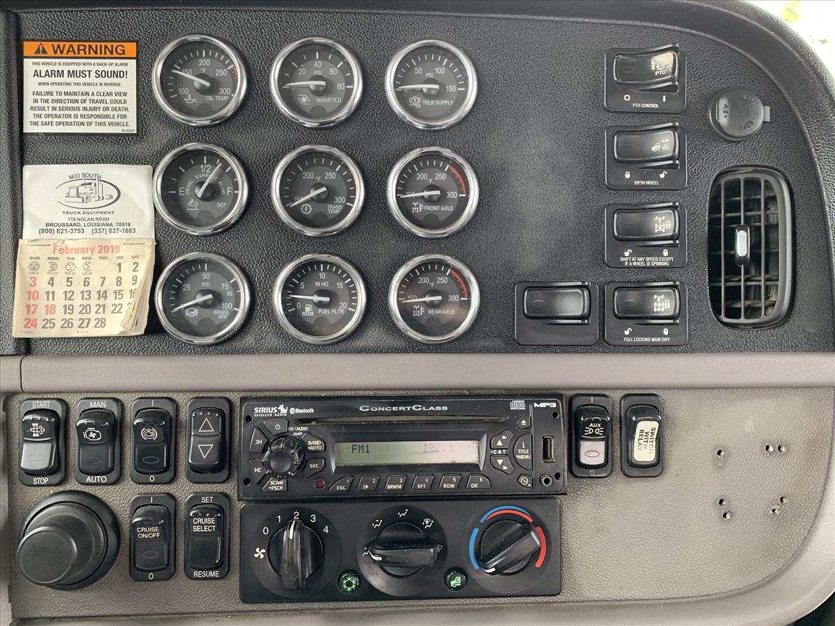 2014 Peterbilt 388 Daycab