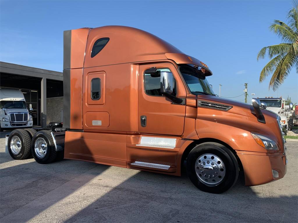 2018 Freightliner Cascadia Sleeper