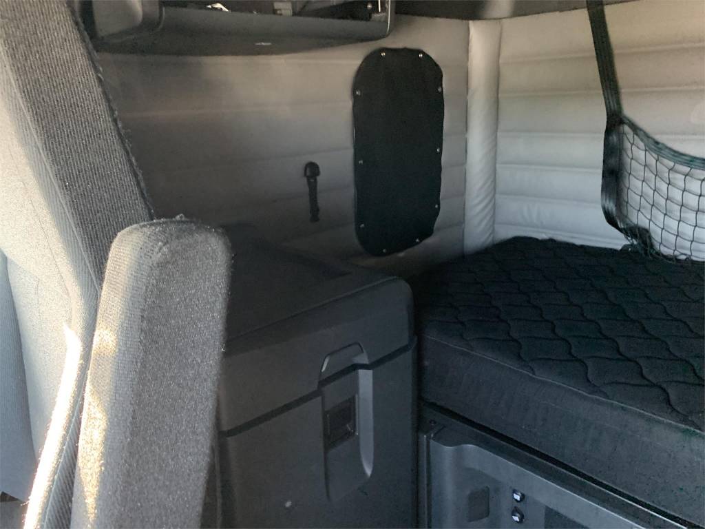 2018 Freightliner Cascadia Sleeper