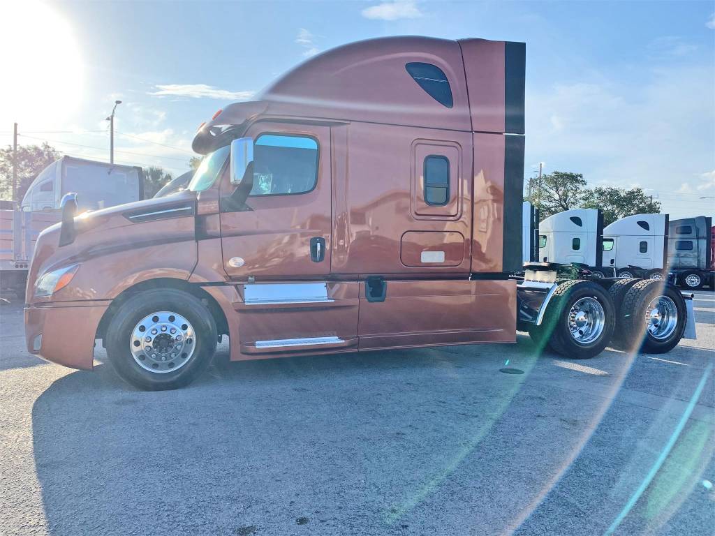 2018 Freightliner Cascadia Sleeper
