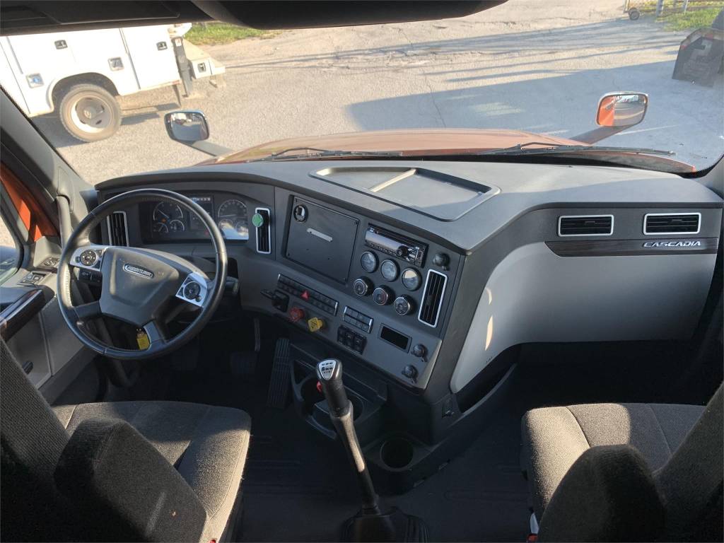 2018 Freightliner Cascadia Sleeper